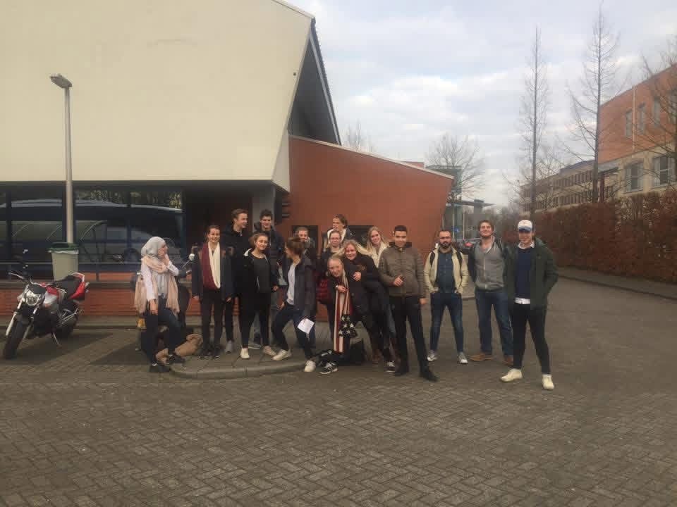 Geslaagde cursisten bij hun motor na het behalen van het motor theorie-examen