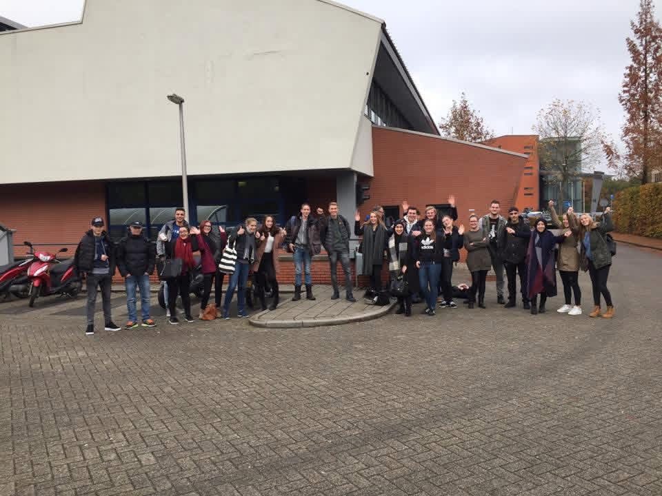 Trotse cursisten vieren hun geslaagde motor theorie-examen