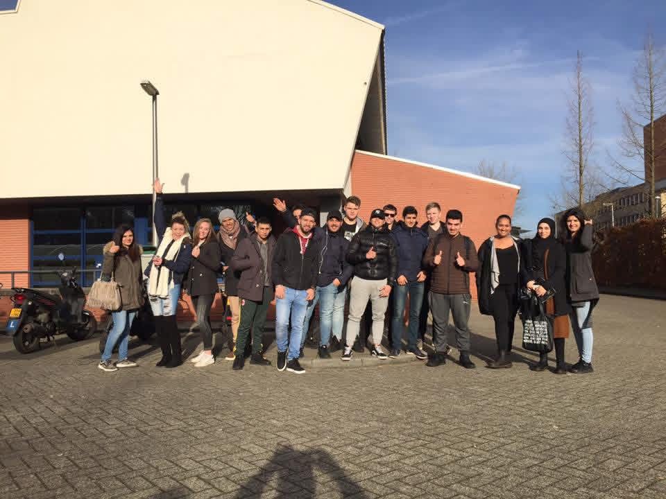 Groep cursisten vieren samen hun succes