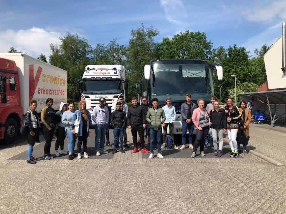 Trotse cursisten tonen hun certificaat