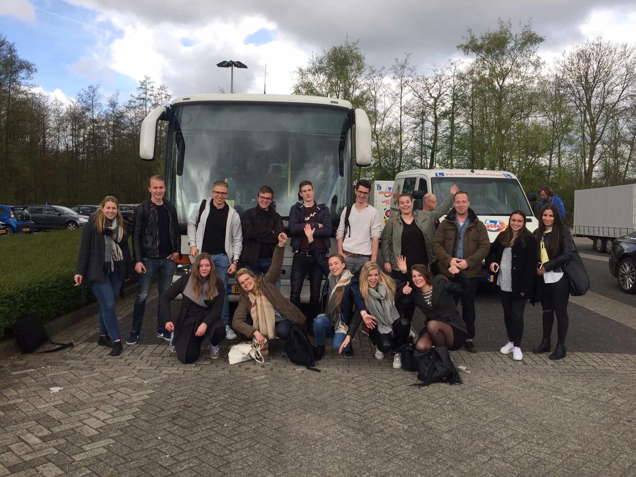 Een groep cursisten viert hun behaalde theoriecertificaat
