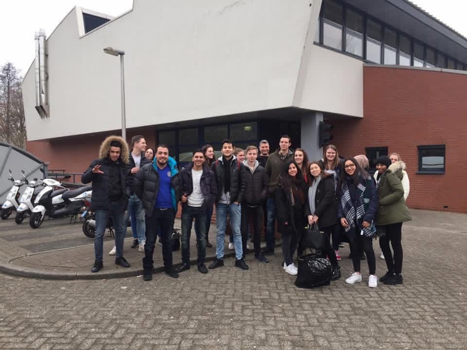 Geslaagde cursisten met hun scooter na het behalen van het scooter theorie-examen